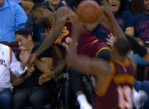 113 կիլոգրամանոց Լեբրոն Ջեյմսն ընկել է երկրպագուհու վրա