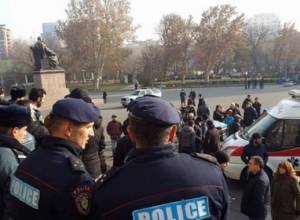 Напряженная ситуация на площади Свободы: один человек доставлен в больницу