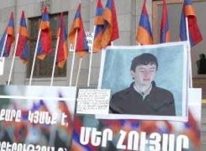 Сегодня также не получилось прикрепить плакат на здание Оперы