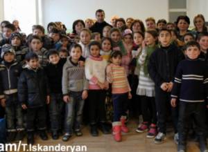 Հենրիխ Մխիթարյանը նվերներ է բաժանել երեխաներին