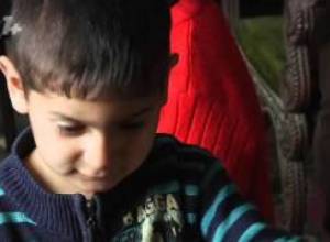 Стены дома покрыты полиэтиленом для защиты от холода