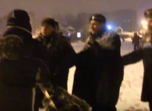 Полицейские разобрали новогоднюю елку на Площади Свободы