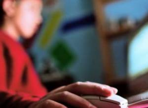 Потребовал деньги, угрожая распространить в интернете обнаженное фото подруги