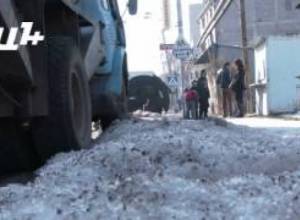 6-летний ребенок очищает  тротуары ото льда