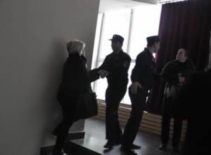 Родители погибших военнослужащих ищут судью