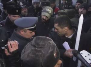 Activists to Police: Why are you elbowing and pushing citizens? /updated/