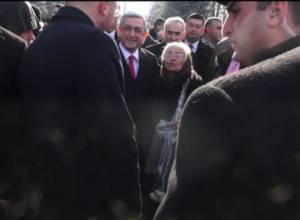 Мать погибшего солдата обняла Сержа Саргсяна