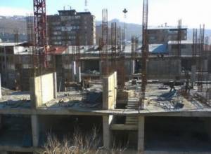 Նախագծի խախտմամբ կառուցված շենքը բնակիչներին զրկում է արևի լույսից