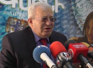 Ծաղիկ կովը գնացել է շնորհավորելու Նազիկ կովի Նոր տարին եւ վարակվե՞լ է