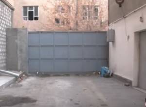 Для того, чтобы добраться до двора, жители вынуждены пройти 1 км