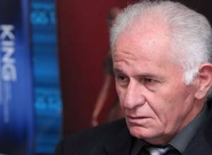 Vahan Shirkhanyan has some difficulties with walking