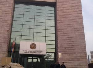 Citizens throw eggs at court building