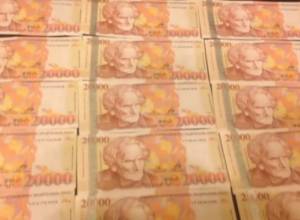 9 штук 20000-тысячных в белье женщины