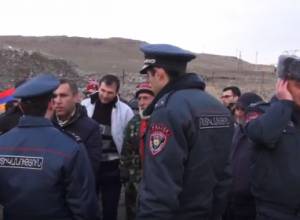Citizens and police clash near Nubarashen prison