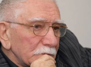 Армен Джигарханян пока еще в больнице