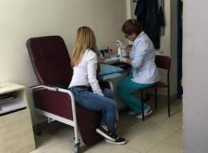 People donate blood for soldiers