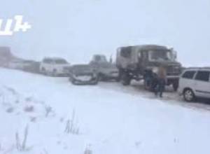 Լրագրողներին տեղափոխող մեքենան՝ ձյան գերի
