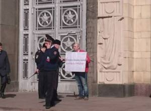 The only Armenian protesting outside Moscow MFA