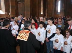23 երեխա՝ Երևանից և Ստեփանակերտից, մկրտվել է