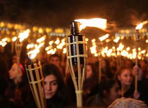 В Ереване стартует шествие с факелами