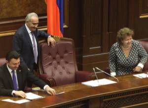 Galust Sahakyan welcomed with heartfelt applause