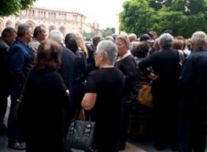 Сотрудники "Наирит" собрались около здания Правительства