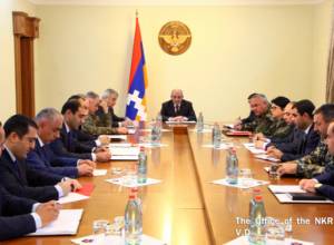 Бако Саакян обсудил вопросы армии