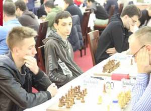 Արման Փաշիկյանը հաղթեց եւ հավասարվեց Ռոբերտ Հովհաննիսյանին