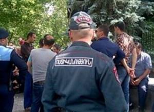 Residents of Kaghtsrashen waiting for an answer outside Presidential Palace