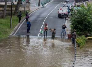 Париж продолжает оставаться под водой