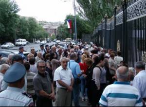 They took money and fled to Paris - say Nairit plant employees