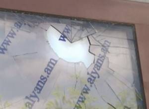 Կուսակցության «գլխին» քար են գցել