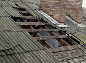 Вследствие сильного ветра повреждены крыши зданий и строений