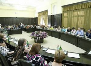 Премьер-министр принял жителей 33-го квартала Фирдуси