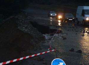 На одной из улиц Неркин Шенгавит в Ереване возникли глубокие трещины