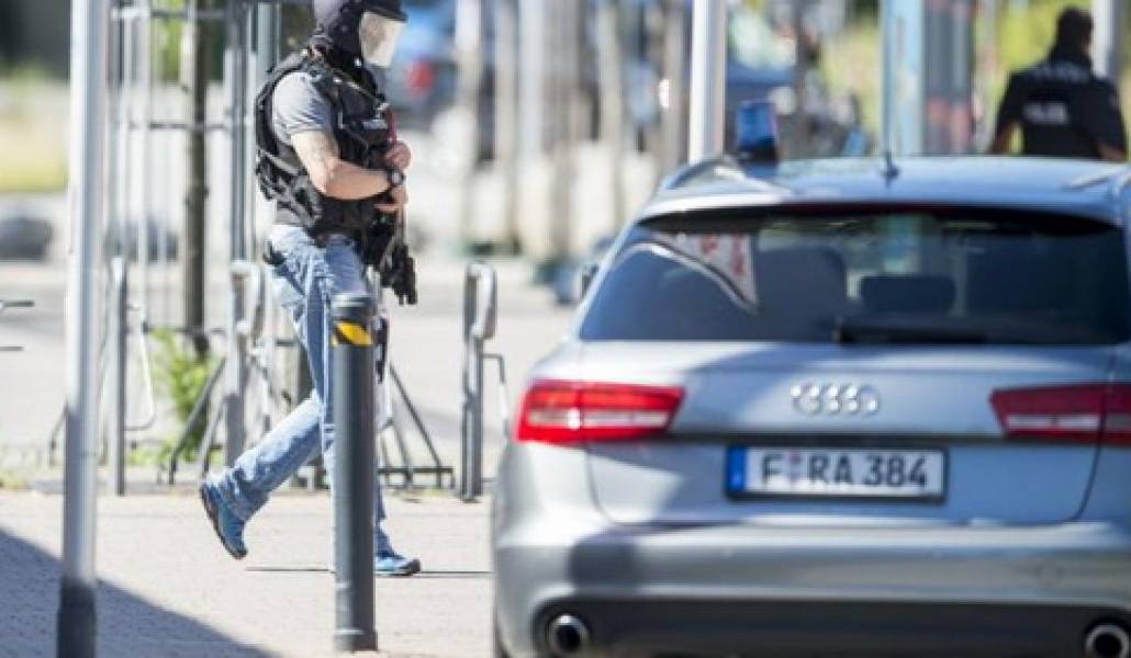 101509026_VIERNHEIM_GERMANY_-_JUNE_23_Heavily-armed_police_stand_outside_a_movie_theatre_where_a-large_transNZQiiPf6tgL-tO2u-Or8SixtggIH3TqJFdlrXhdd2Js