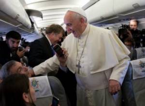 Папа Римский на пути в Армению: можно следить за полетом