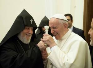 Папа Римский увидел собственный портрет под микроскопом