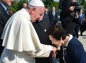 Descendents of survivors of the Armenian Genocide approached His Holiness Pope Francis