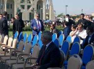 Առաքել Մովսիսյանը պատարագ է լսում