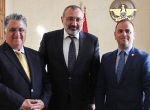 Atsakh FM receives former Mayor of Glendale