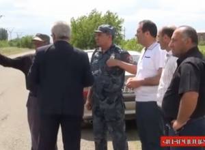 Վահրամաբերդցիները փակել էին գյուղի ճանապարհը