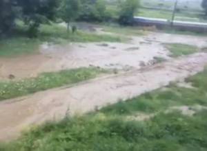 В Апаране дождевая вода затопляет дома