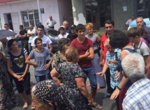 Residents block road in Kachpar village