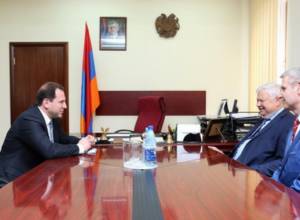 Davit Tonoyan receives Andrzej Kasprzyk