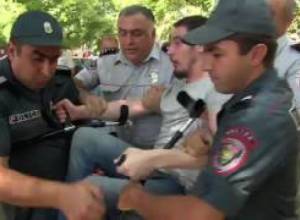 «На меня надели наручники, не знаю почему»