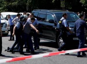 В Алмате атаковали здание полиции: 4 жертвы