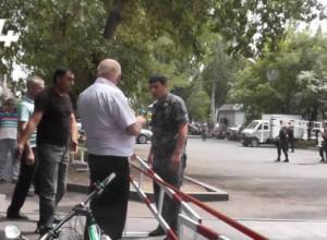 Police place 'iron barriers' on Khorenatsi street, hindering free movement of citizens