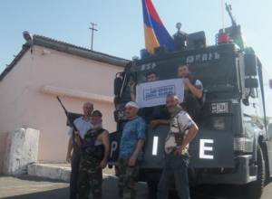 Journalists enter territory of police station (updated)