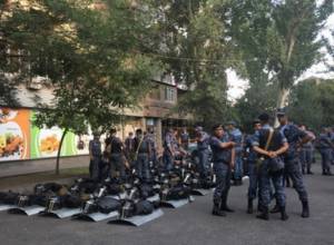 Полиция: Члены вооруженной группы дают непосредственные указания